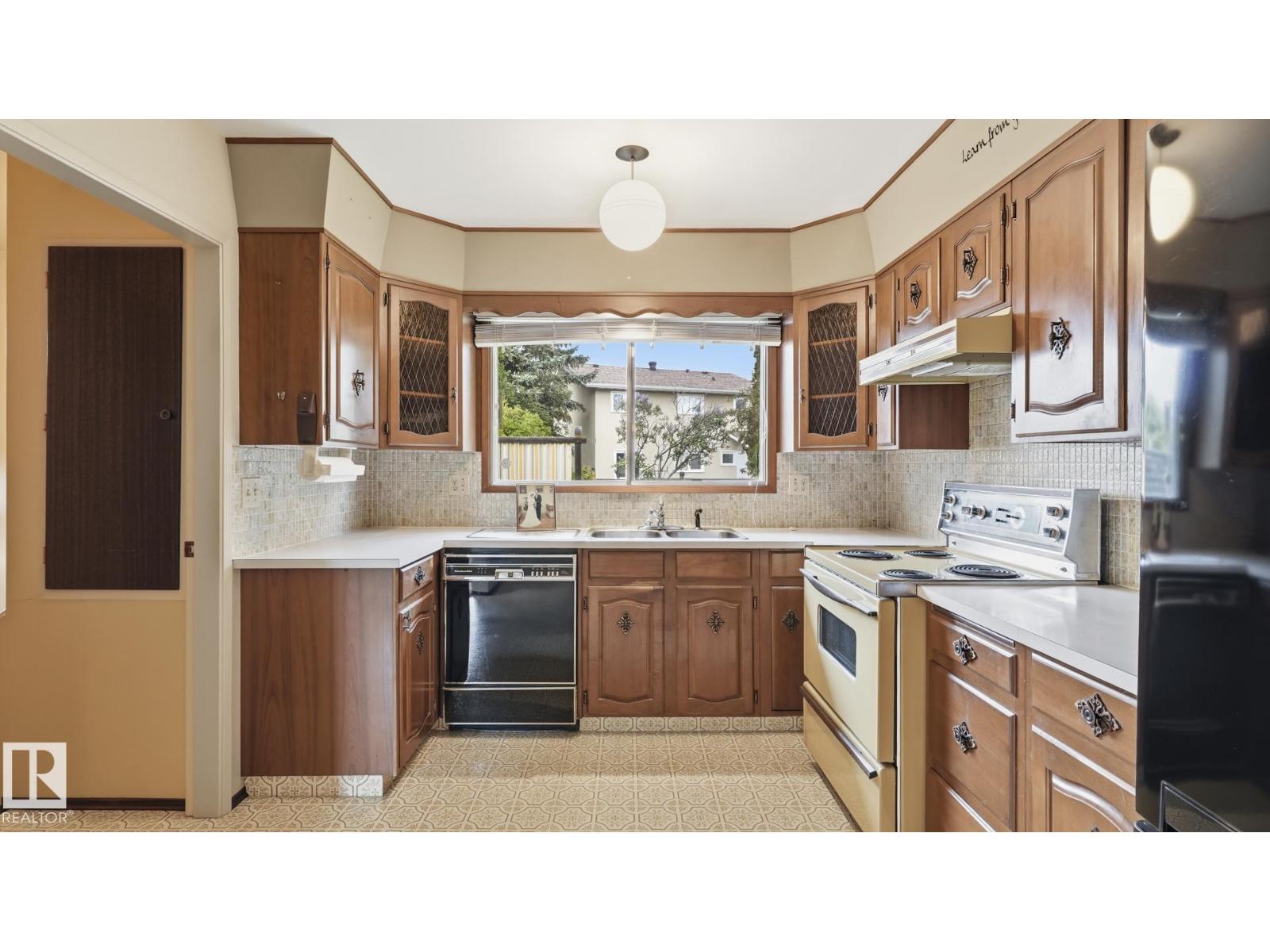 7408 40 AV NW - 11