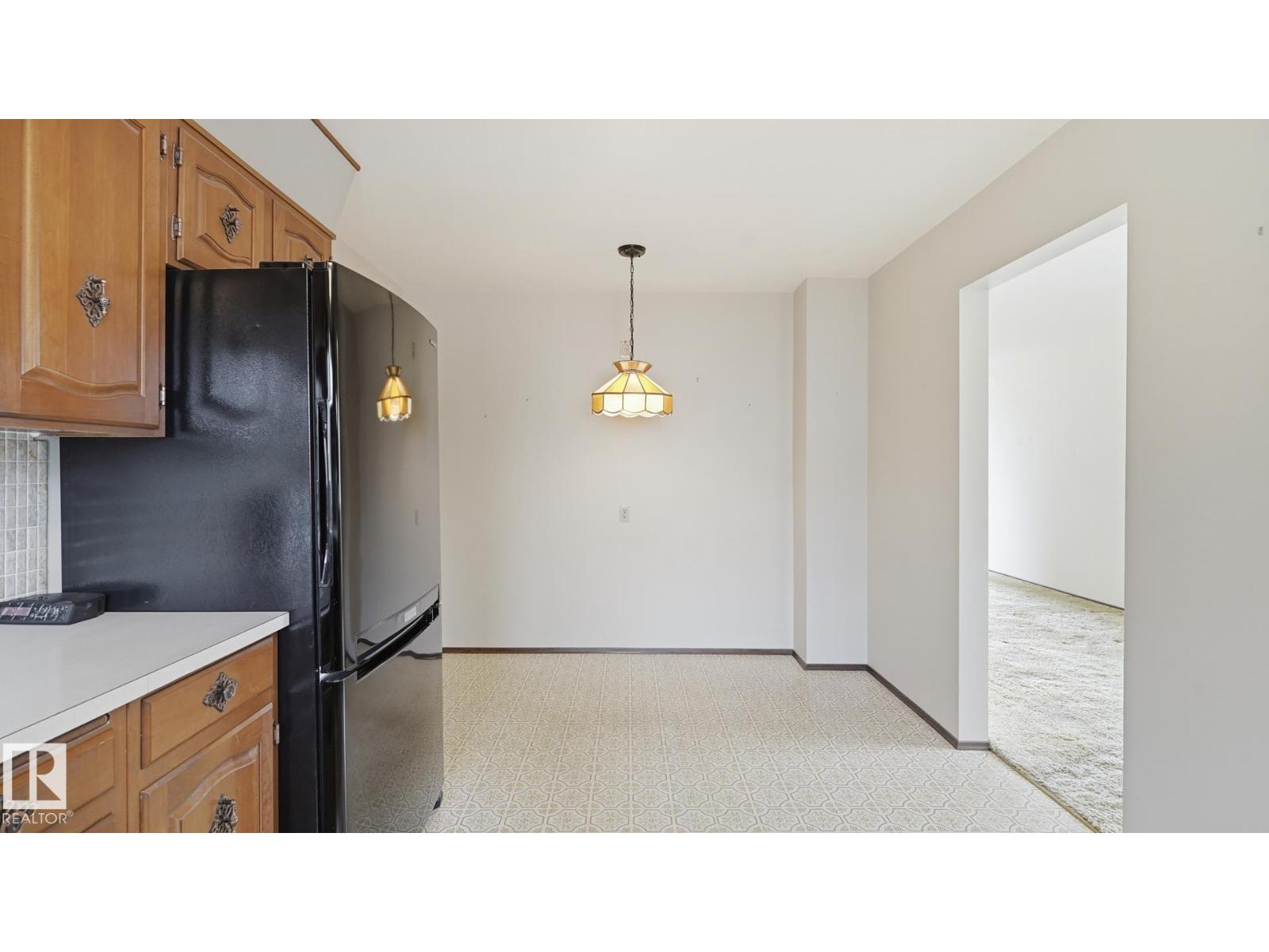 7408 40 AV NW - 12