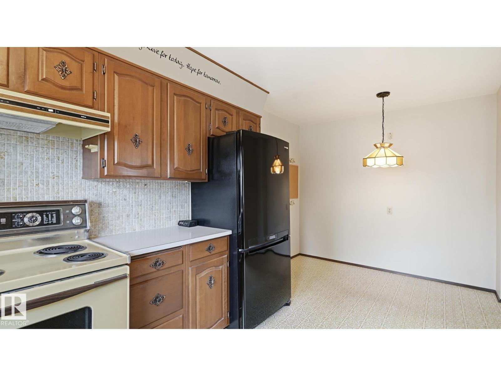 7408 40 AV NW - 13