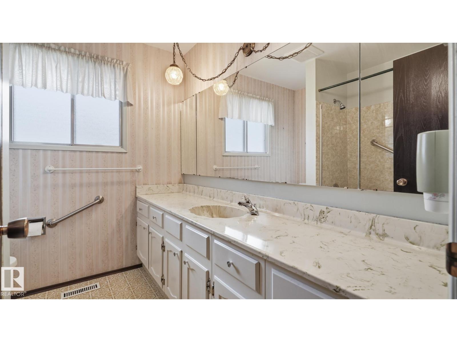7408 40 AV NW - 20