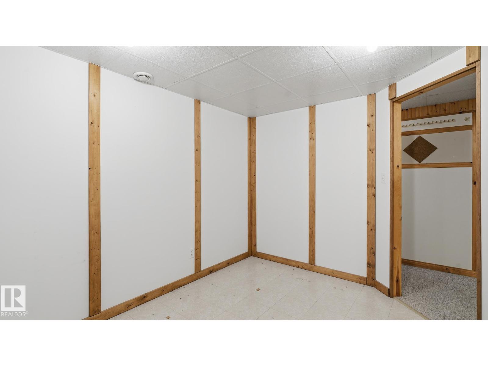 7408 40 AV NW - 29