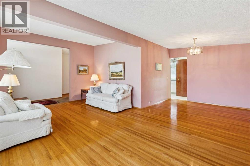 4312 40 Street NW — photo 6