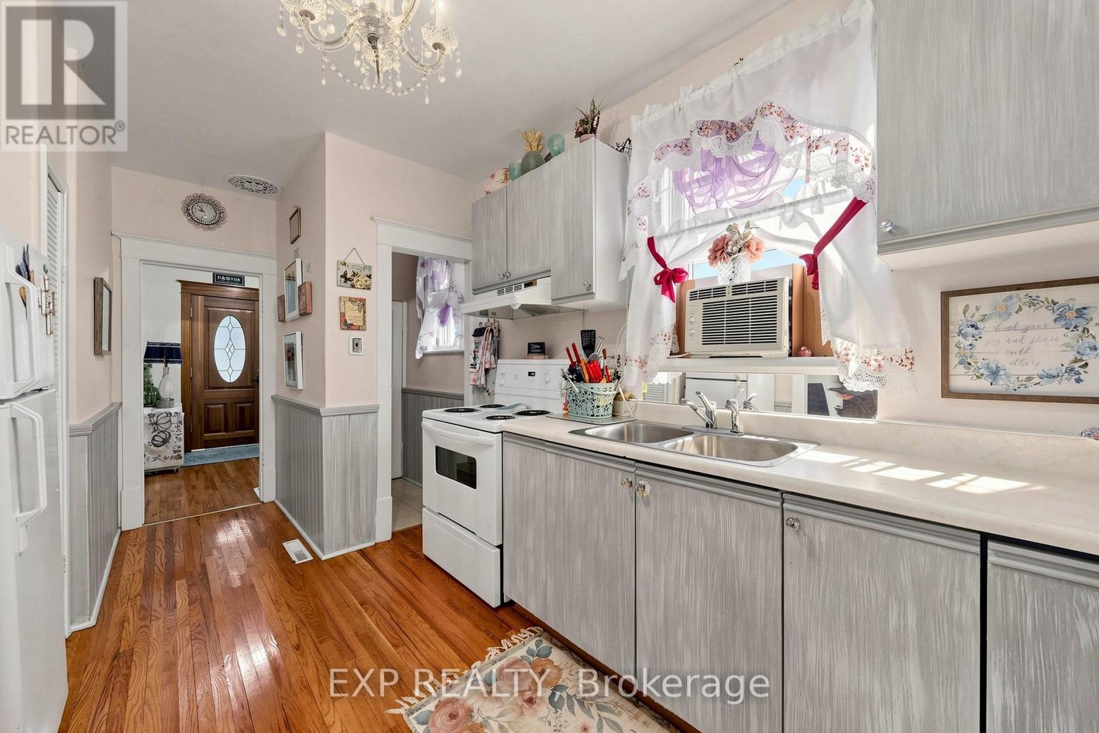 28 SIMCOE STREET - 12