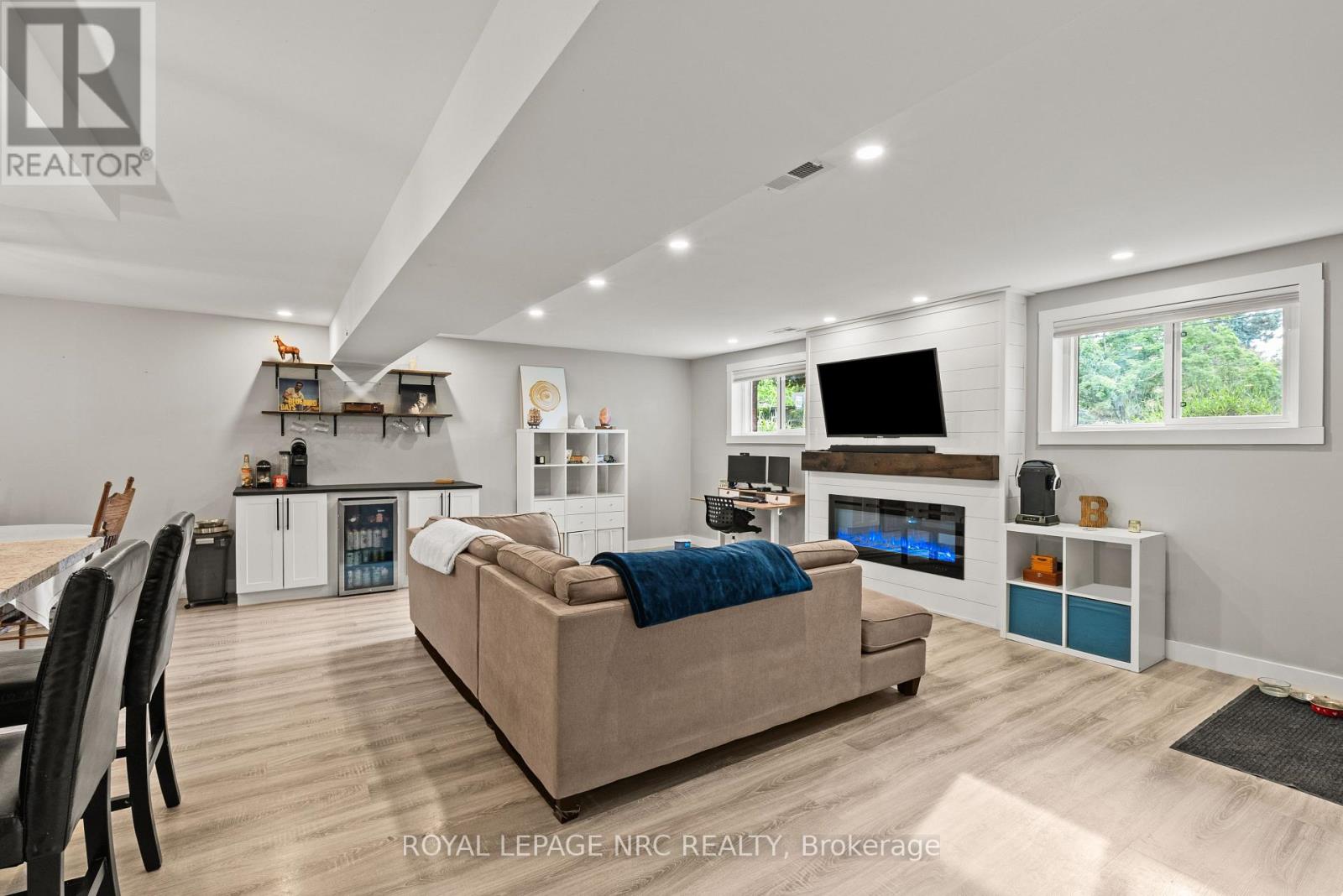 15 PARK ROAD S - 23