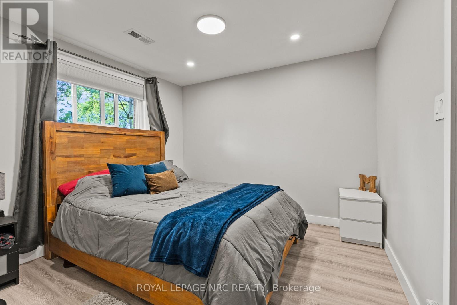 15 PARK ROAD S - 26