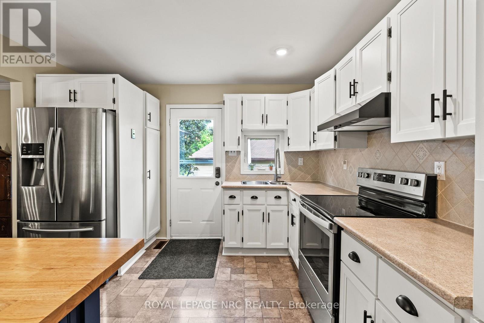 15 PARK ROAD S - 6