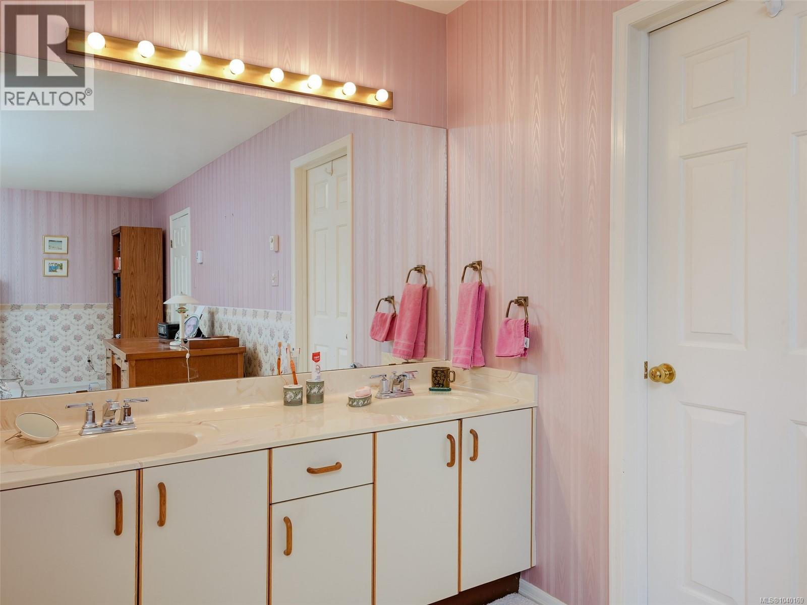 3 1309 McKenzie Avenue, Saanich