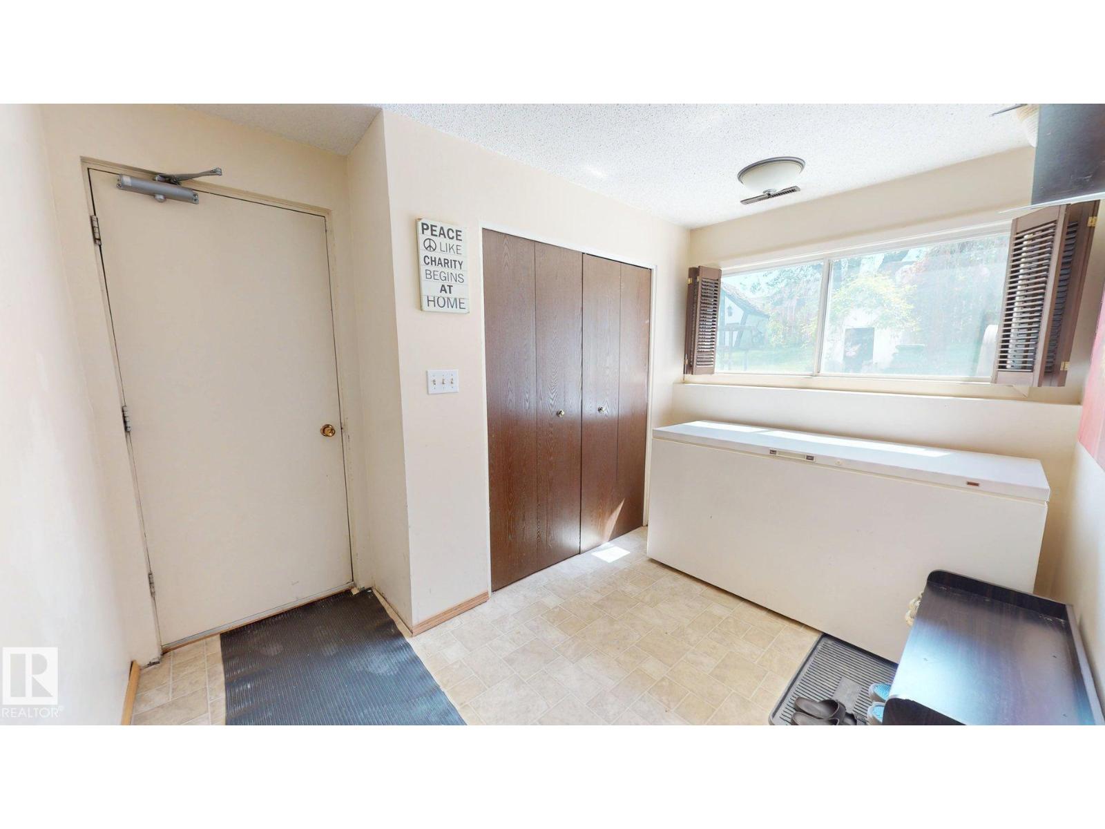 4809 MacKenzie Ave - 33