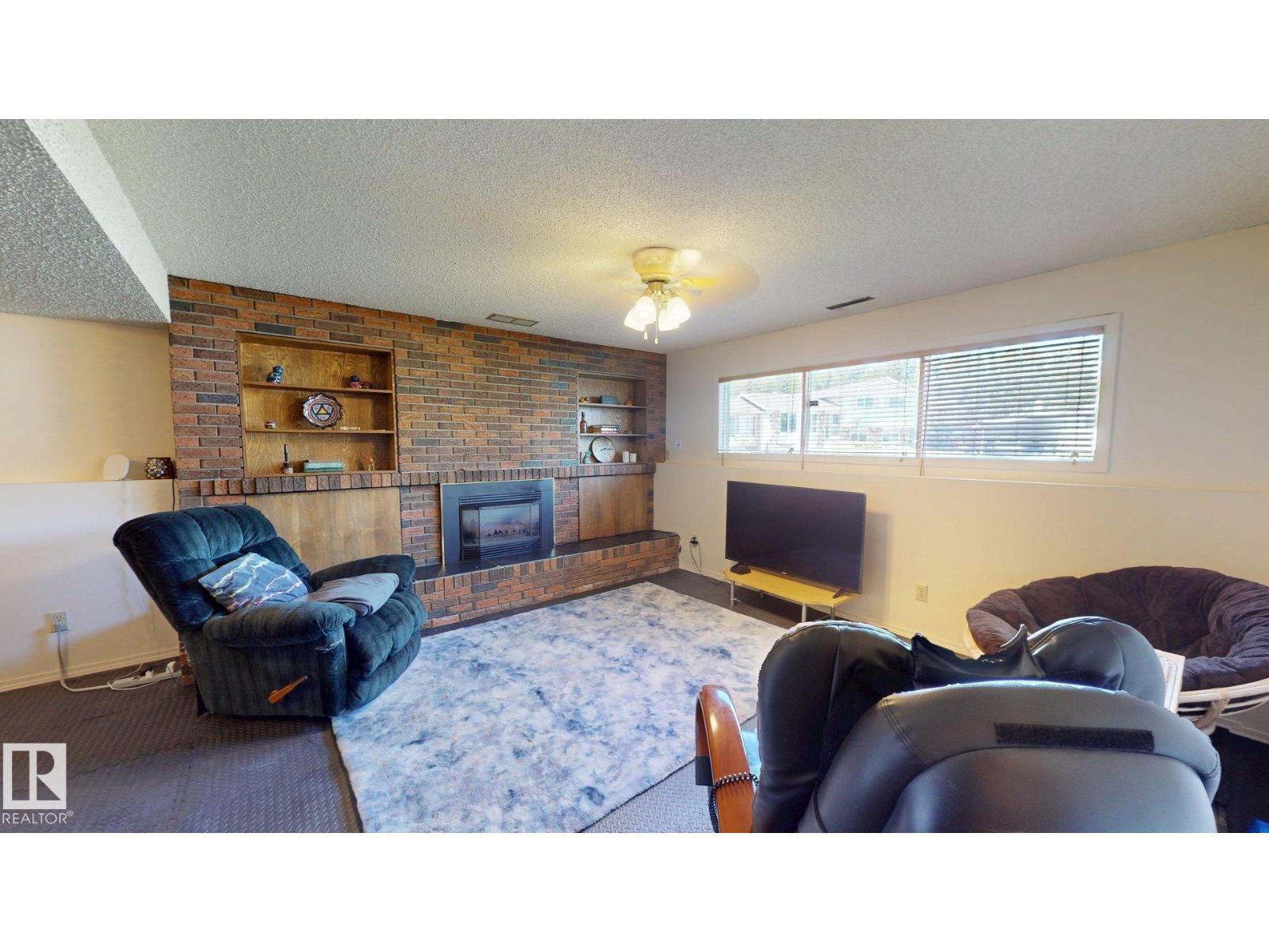 4809 MacKenzie Ave - 26