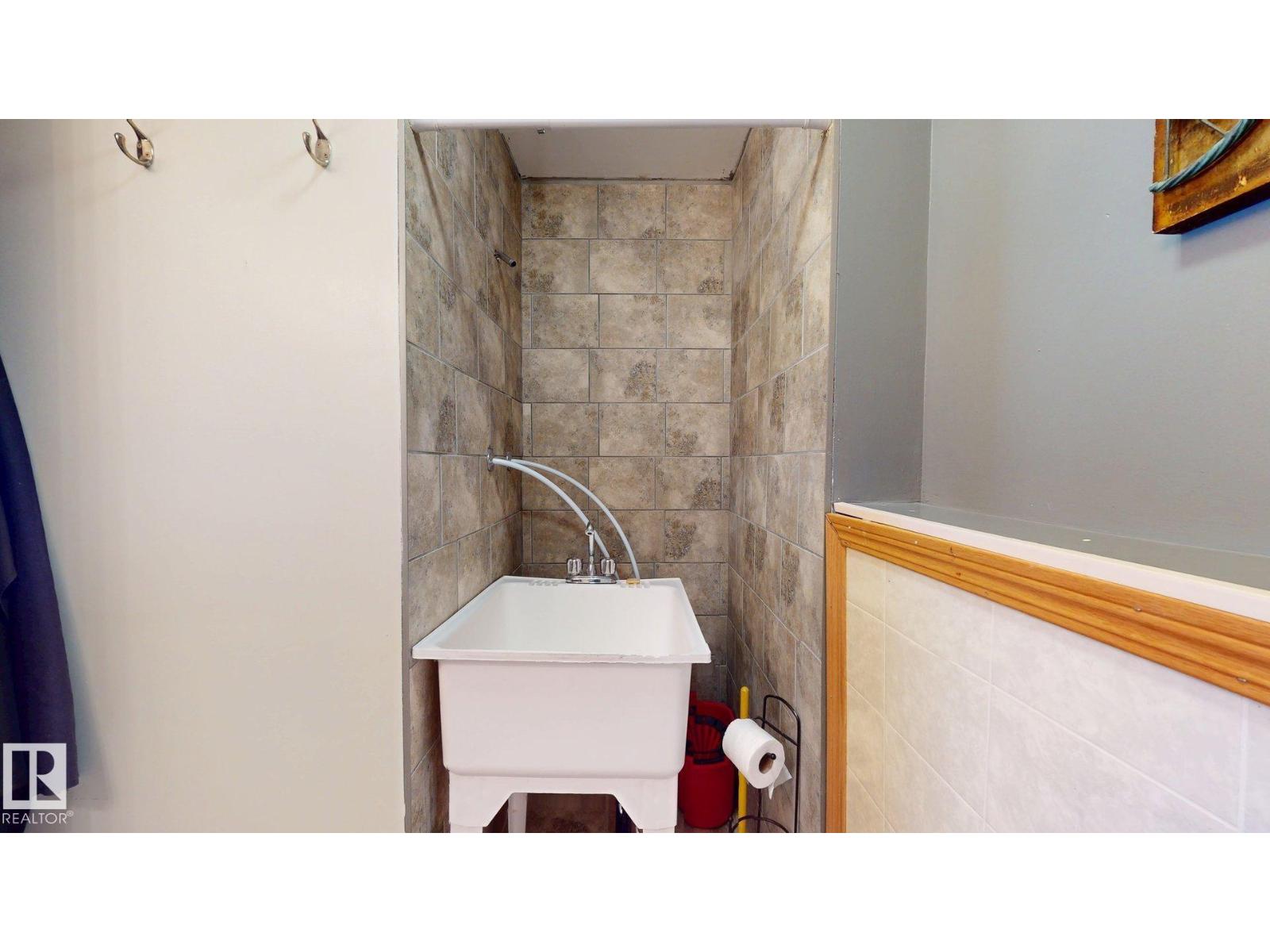 4809 MacKenzie Ave - 32