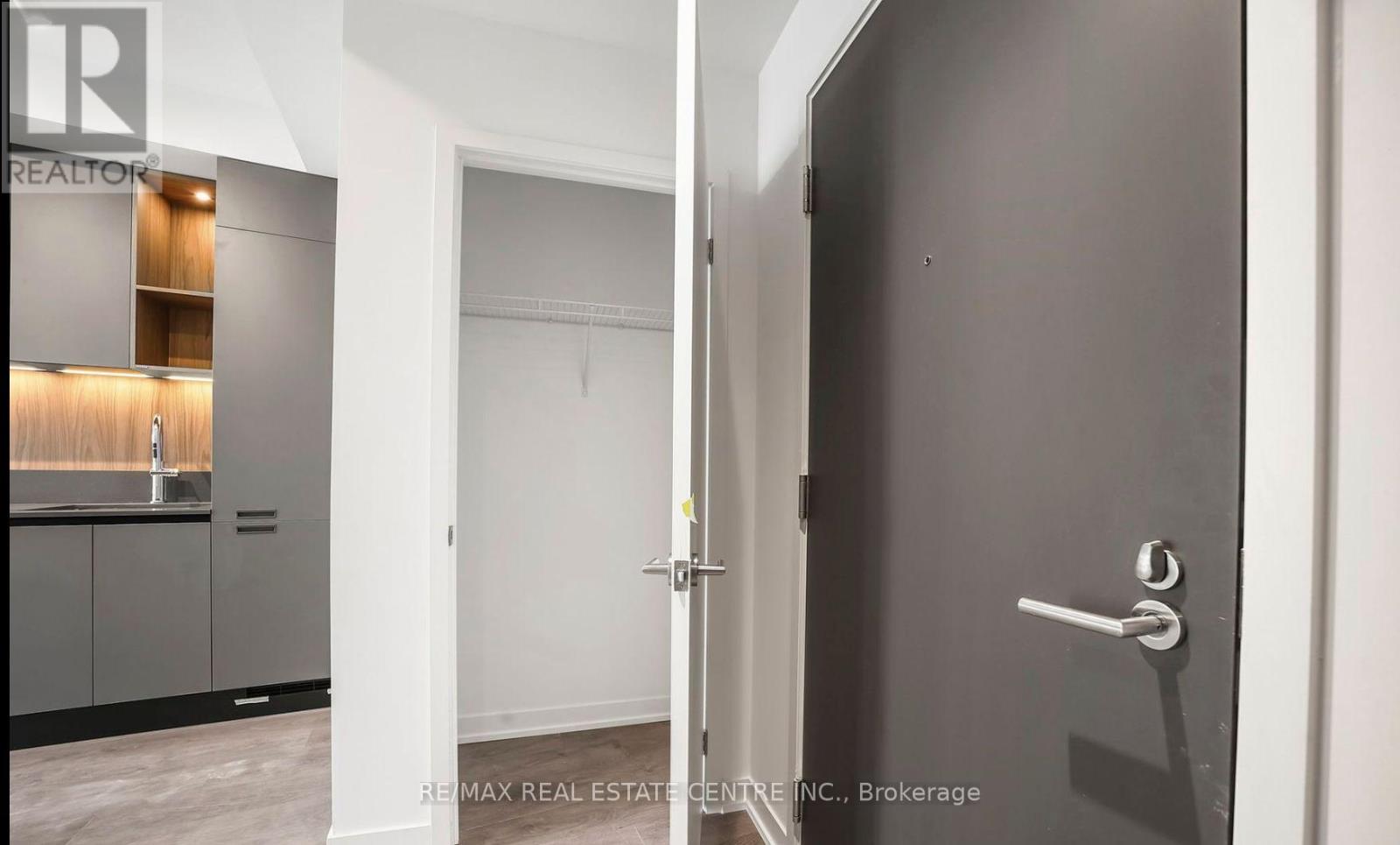 #2001 39 MARY ST STREET - 18