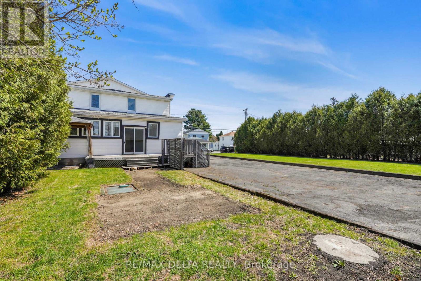 3668 CHAMPLAIN STREET - 4