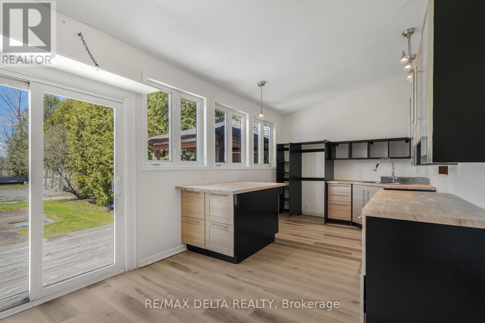 3668 CHAMPLAIN STREET - 8