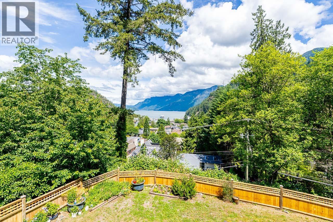 6330 CHATHAM STREET, West Vancouver