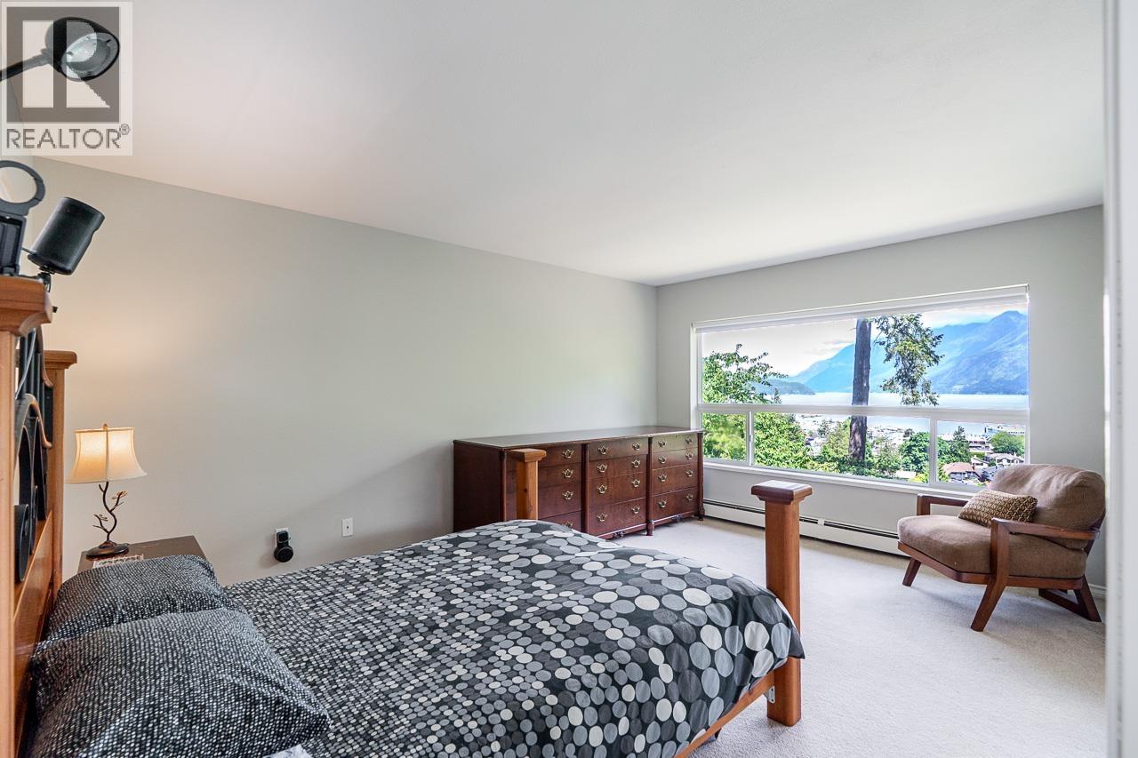6330 CHATHAM STREET, West Vancouver