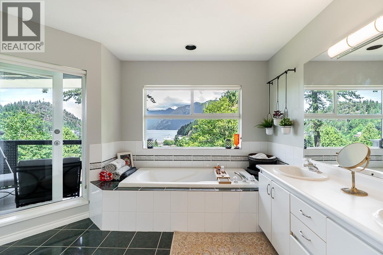 6330 CHATHAM STREET, West Vancouver