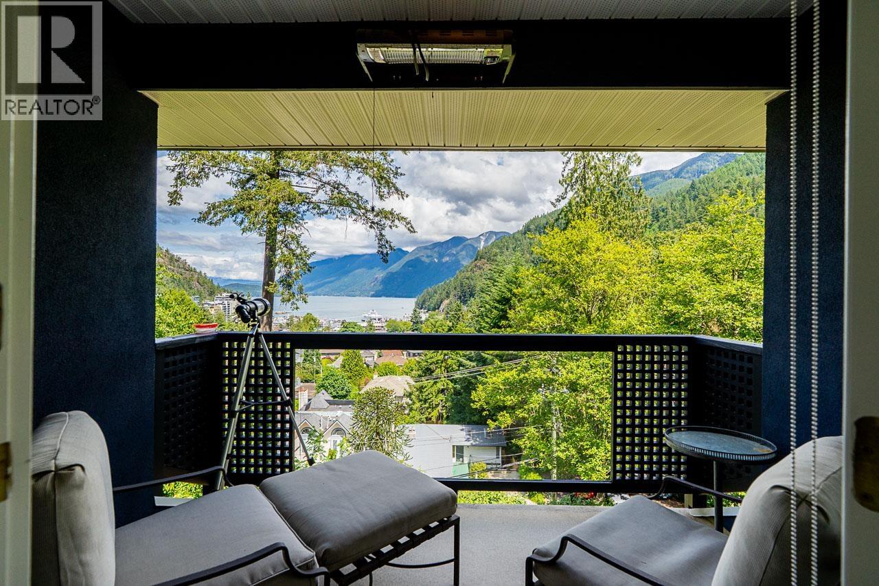 6330 CHATHAM STREET, West Vancouver