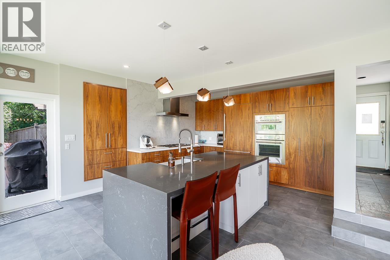 6330 CHATHAM STREET, West Vancouver