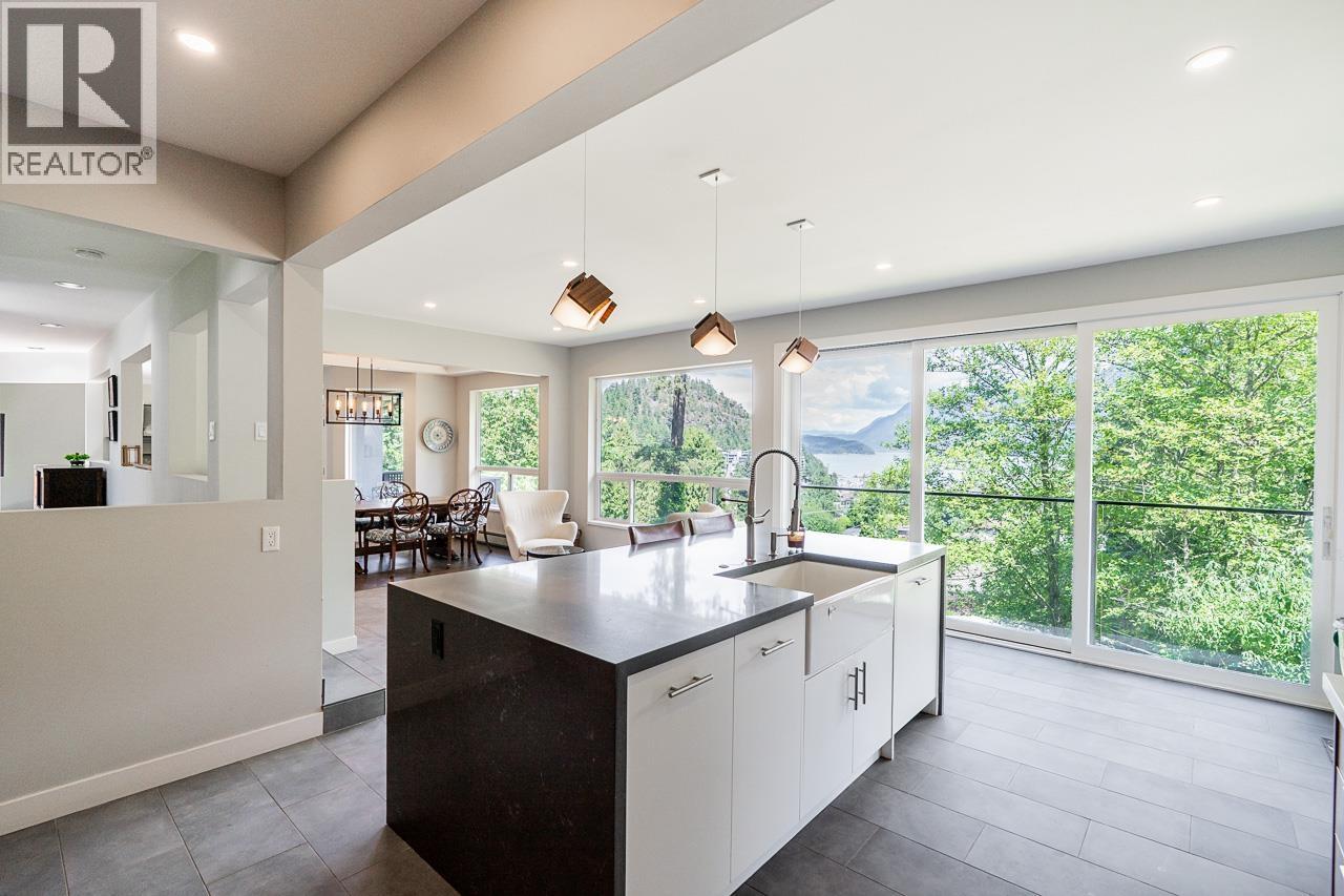 6330 CHATHAM STREET, West Vancouver