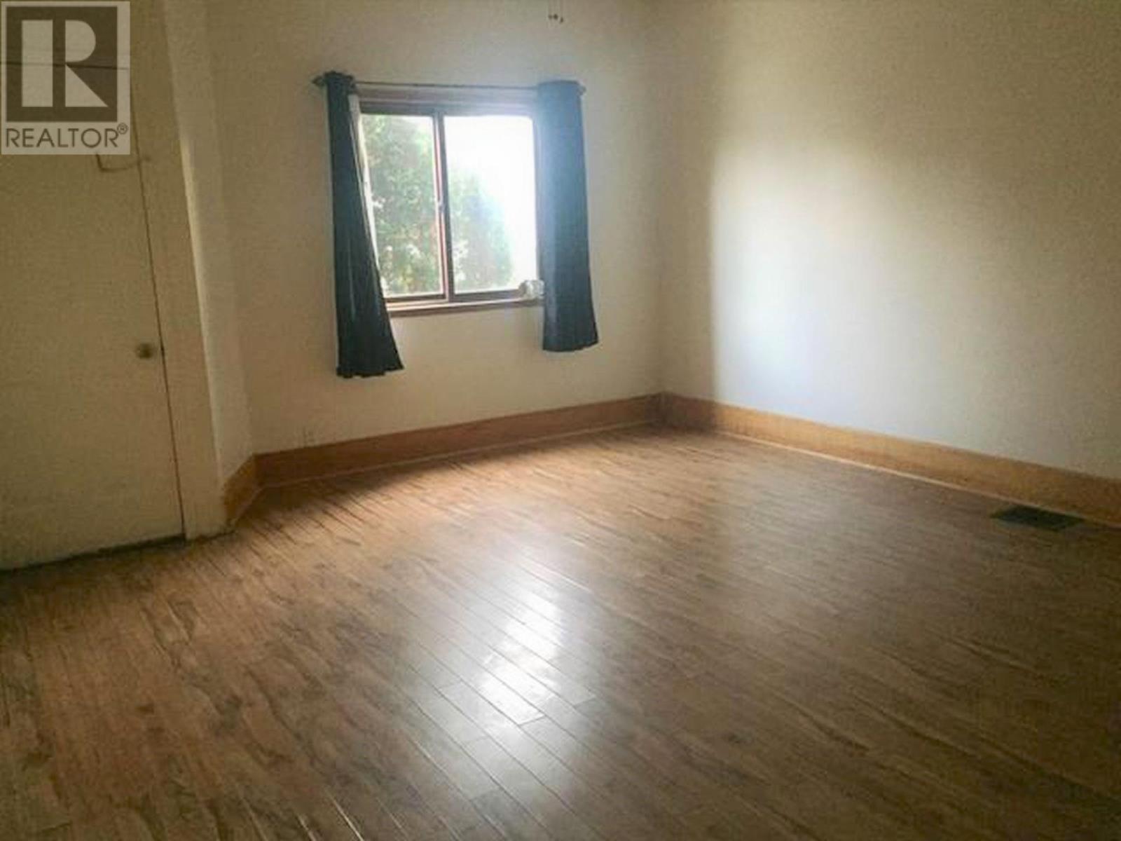 279 Frederica Street W - 3