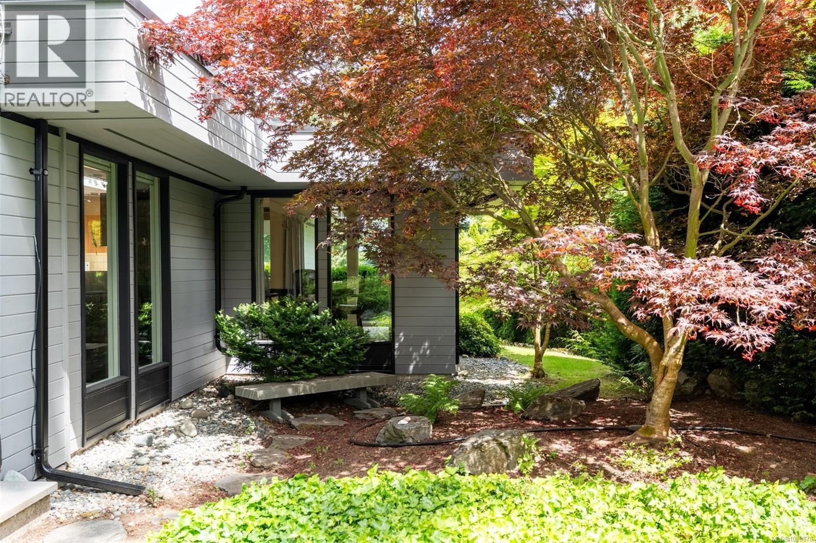 1691 Cresswell Dr - 33