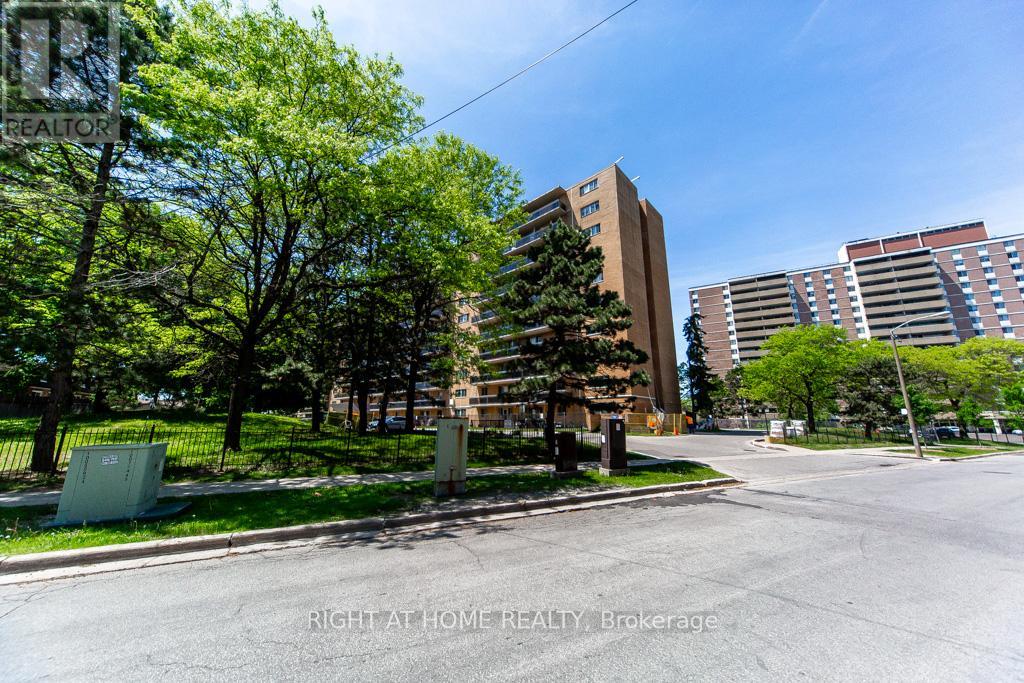 #315 100 DUNDALK DRIVE - 1