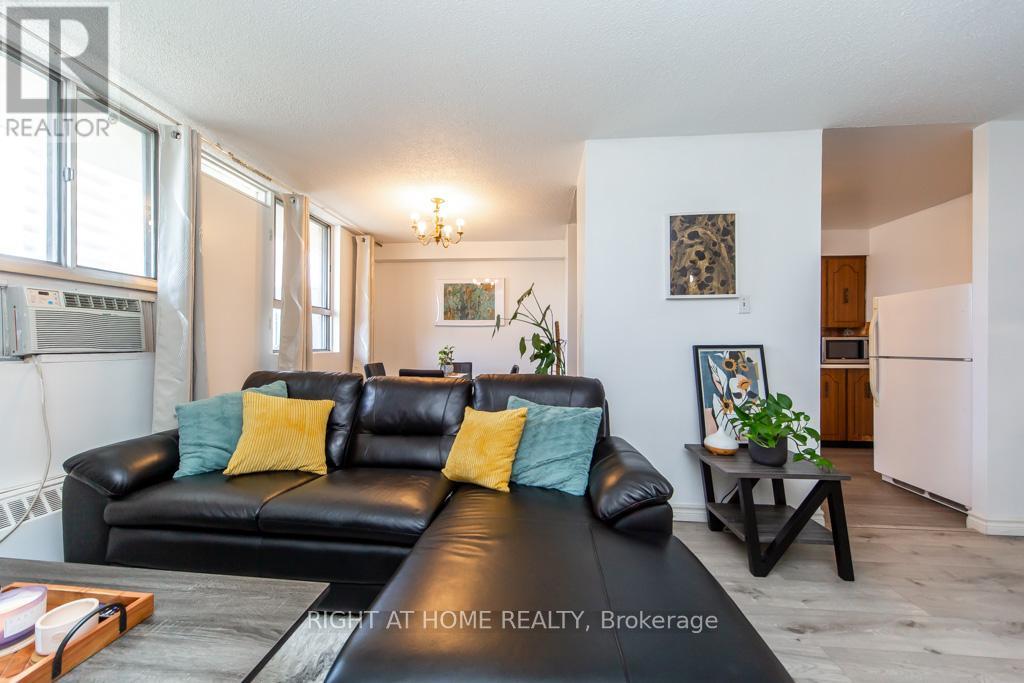#315 100 DUNDALK DRIVE - 15