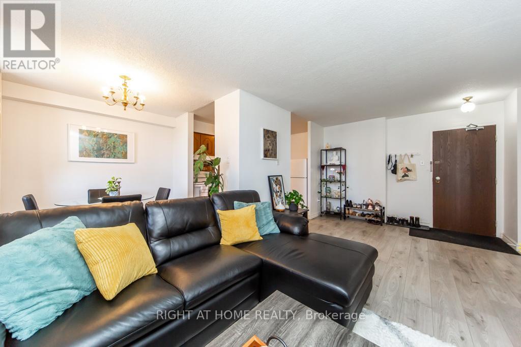 #315 100 DUNDALK DRIVE - 17