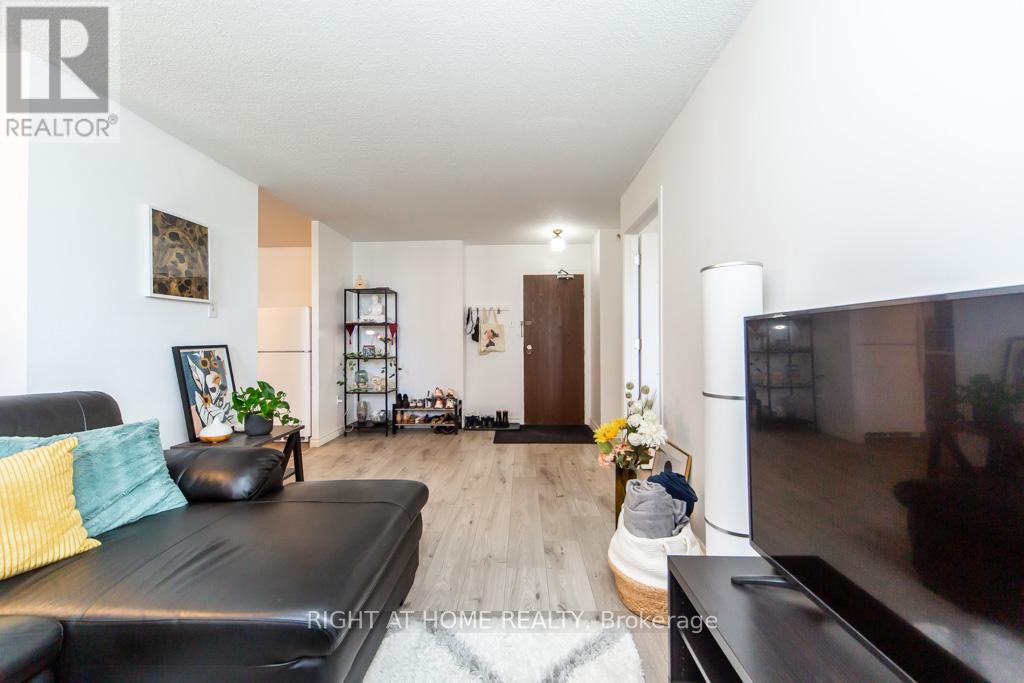#315 100 DUNDALK DRIVE - 18