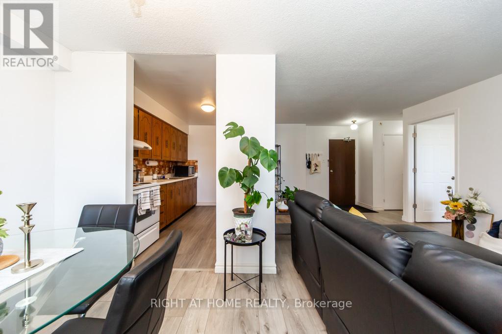 #315 100 DUNDALK DRIVE - 25