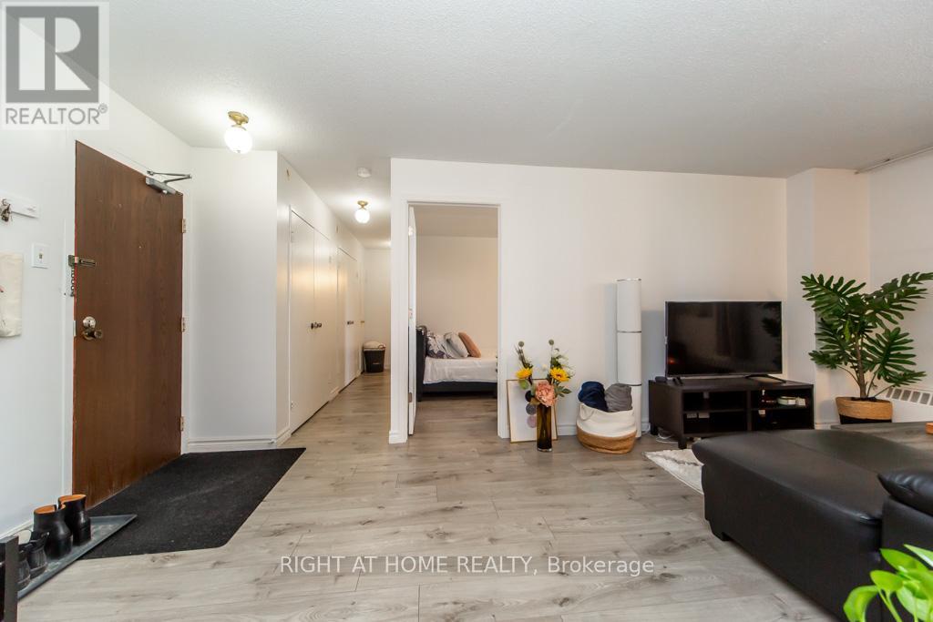 #315 100 DUNDALK DRIVE - 26