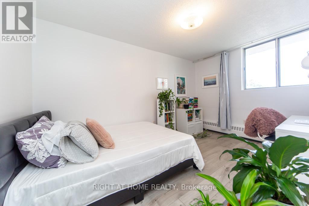 #315 100 DUNDALK DRIVE - 27