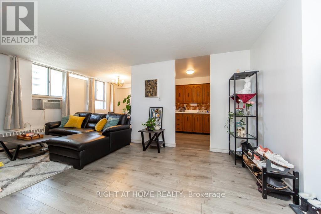 #315 100 DUNDALK DRIVE - 9