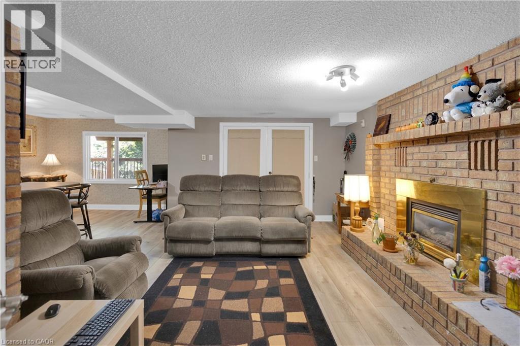 64 WOODVIEW Crescent - 43