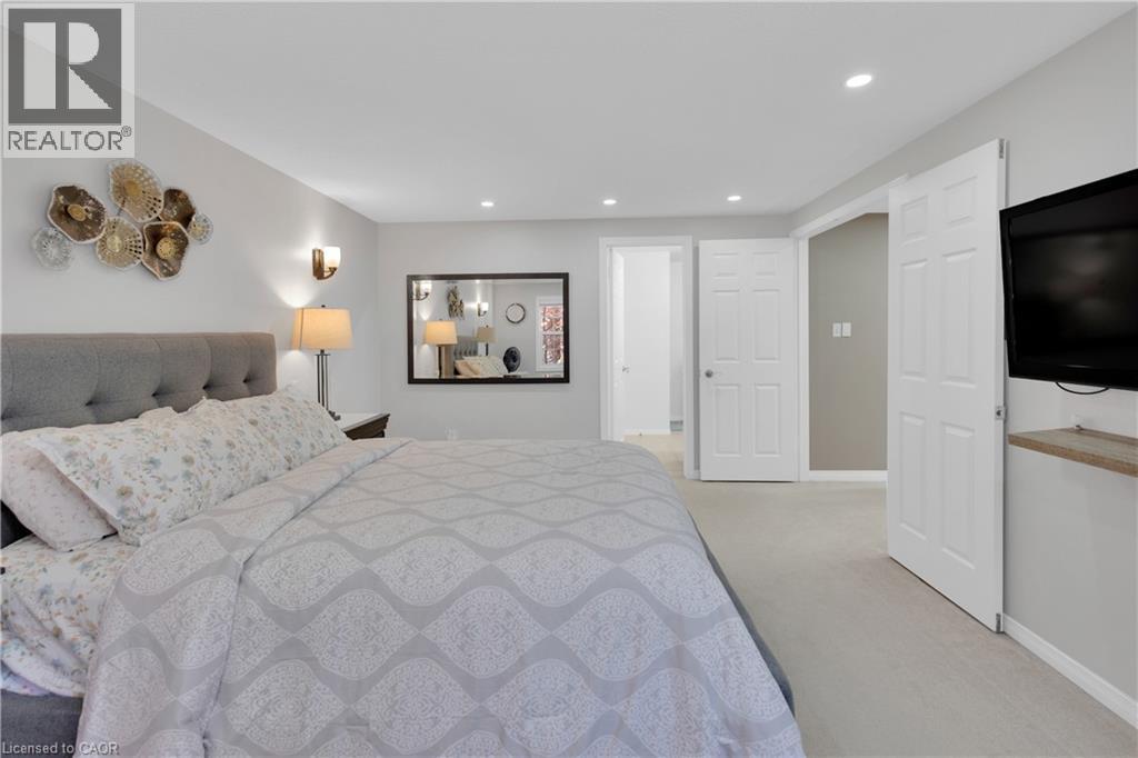 64 WOODVIEW Crescent - 32