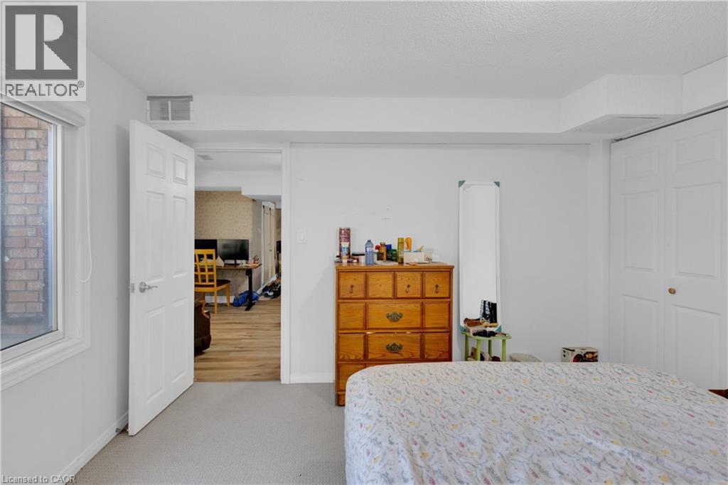 64 WOODVIEW Crescent - 42