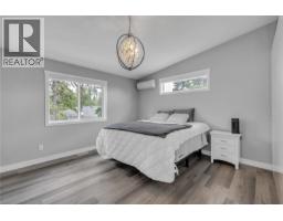 Primary Bedroom - 7210 Dunwaters Road, Kelowna, BC V1Z3W5 Photo 6