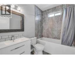 4pc Ensuite bath - 7210 Dunwaters Road, Kelowna, BC V1Z3W5 Photo 9