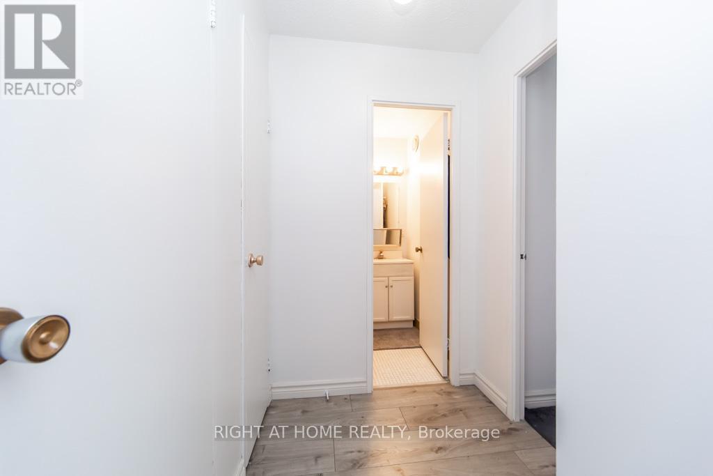 #315 100 DUNDALK DRIVE - 29