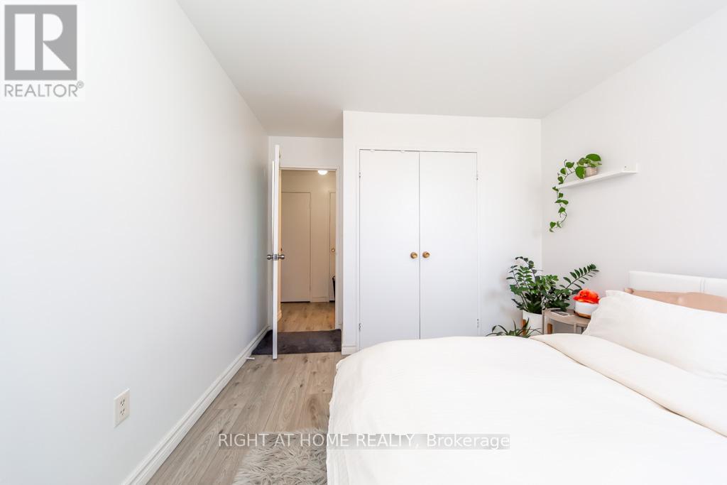#315 100 DUNDALK DRIVE - 32