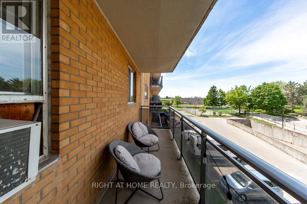#315 100 DUNDALK DRIVE - 36