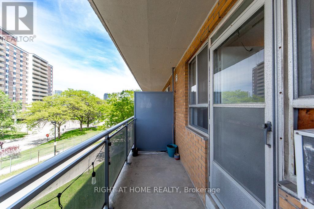 #315 100 DUNDALK DRIVE - 38
