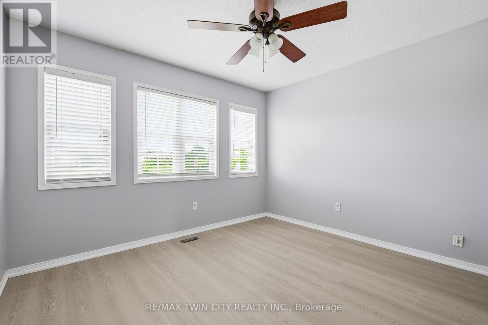 48 GRIFFITHS AVENUE - 22
