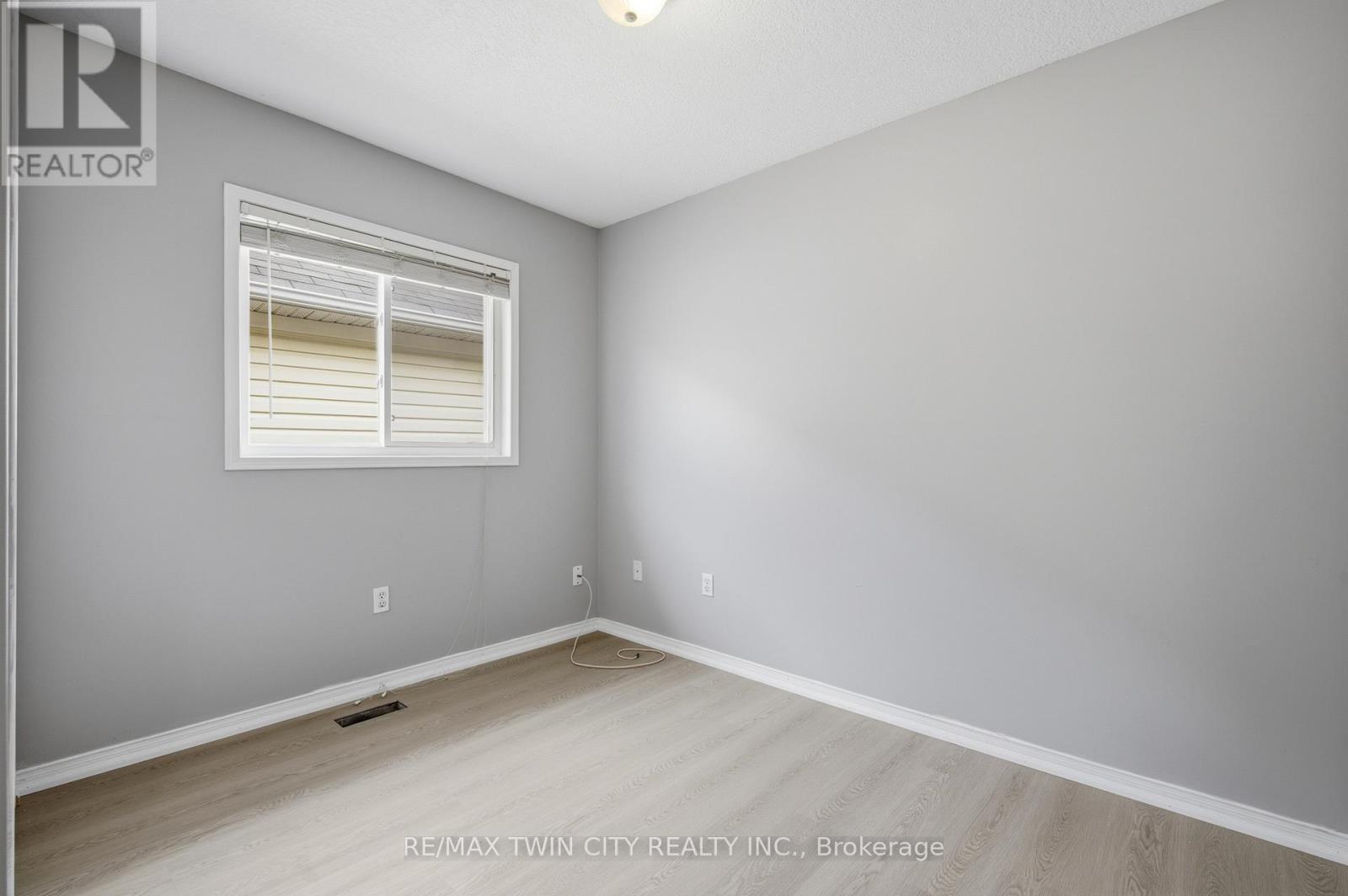 48 GRIFFITHS AVENUE - 23