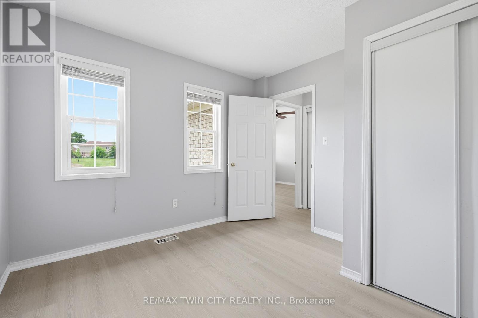 48 GRIFFITHS AVENUE - 25