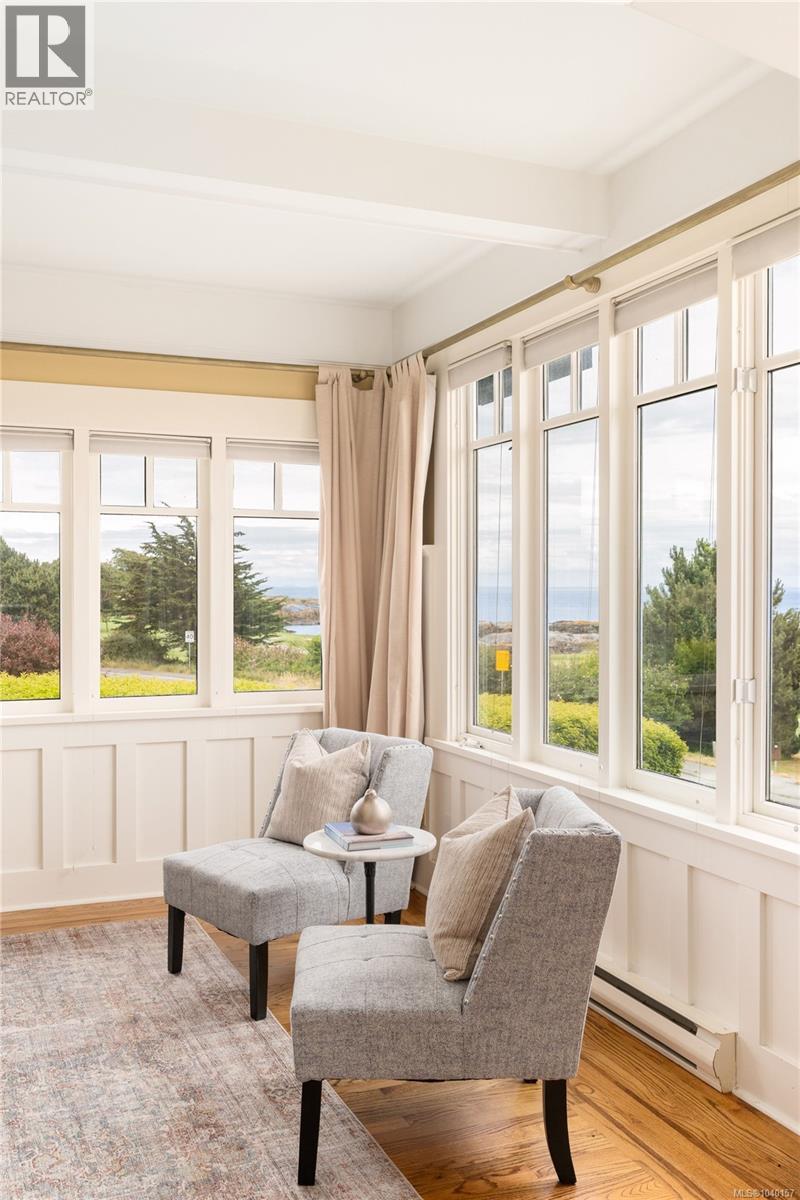  318 Newport Avenue, Oak Bay