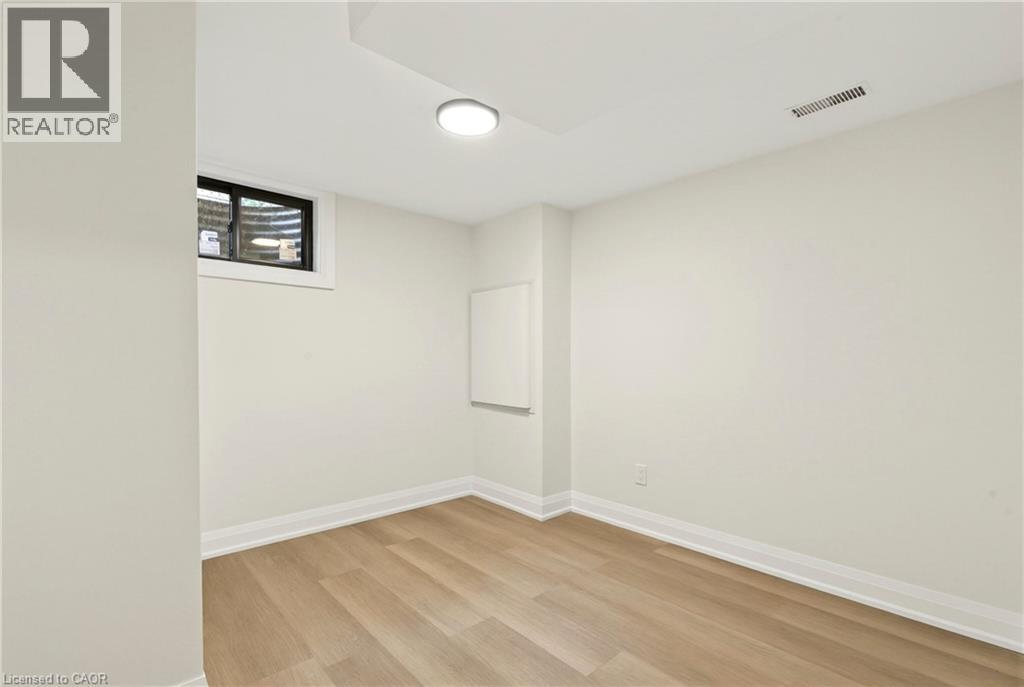371 ROBINA Road - 43