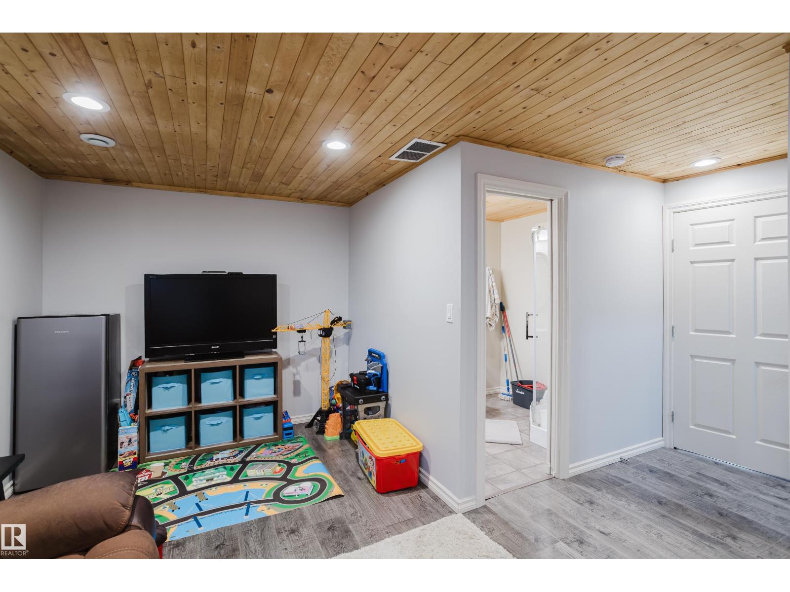 6209 60 ST — photo 33