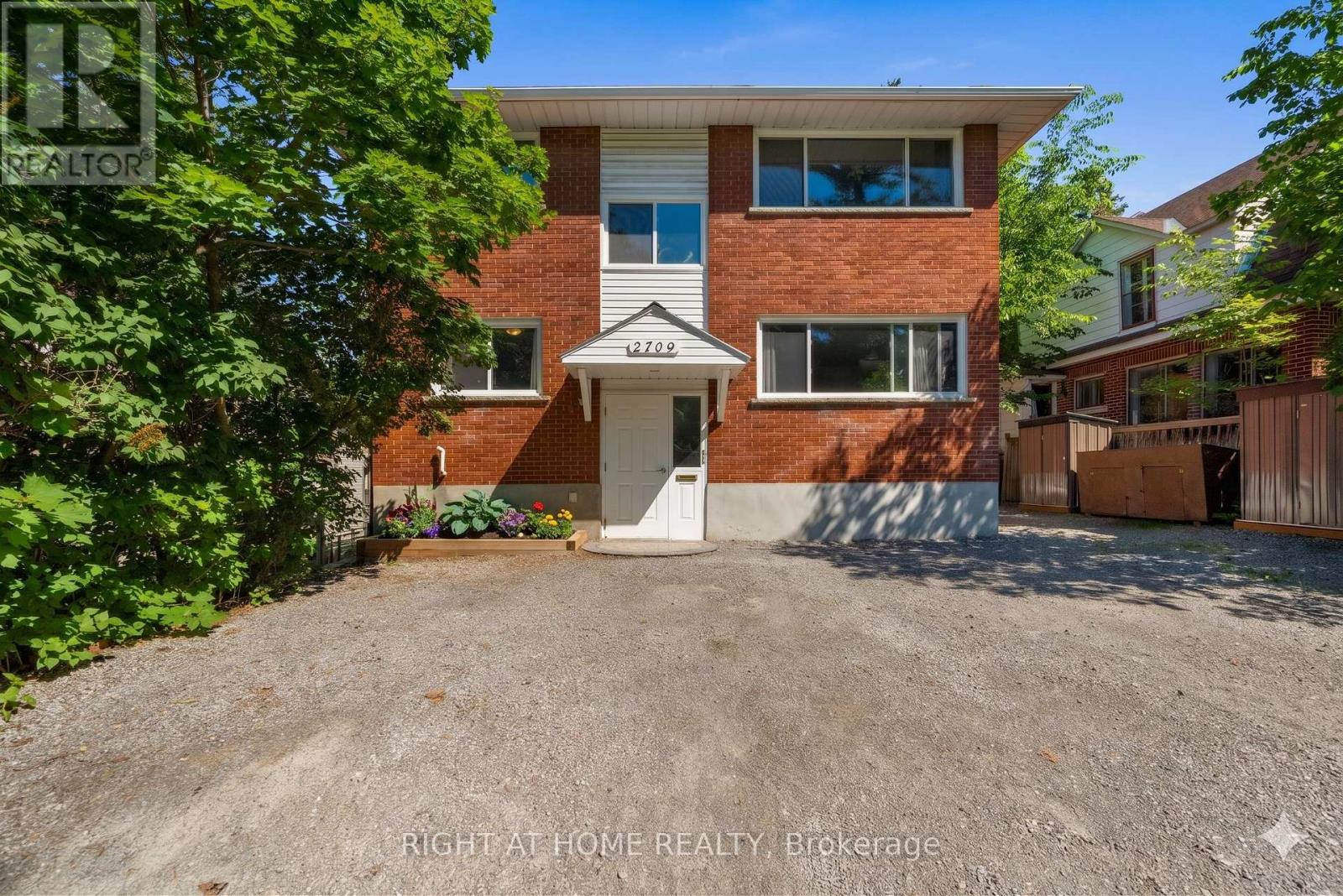 Welcome to 2709 Don St in Britannia!