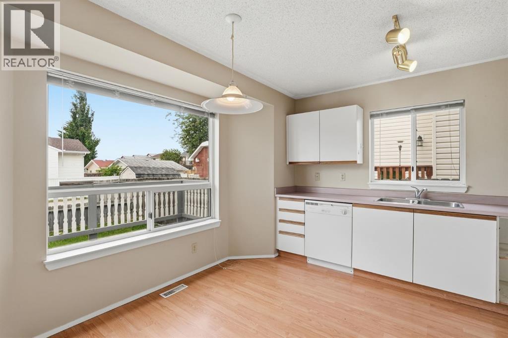 298 Costa Mesa Close NE — photo 10